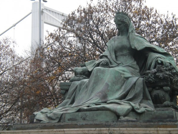 Статуя на Сиси "Унгарската принцеса" в Будапеща, до Белия мост