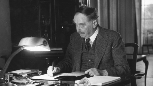 4th May 1940: English author H G Wells (Herbert George Wells, 1866 - 1946) at his desk. Amongst his most famous works are his science fiction stories 'The Time Machine ' (1895), 'The War of the Worlds' (1898), and 'The Invisible Man' (1897). Original Publication: Picture Post - 282 - Unite Or Perish - pub.1940 (Photo by Kurt Hutton/Picture Post/Getty Images)